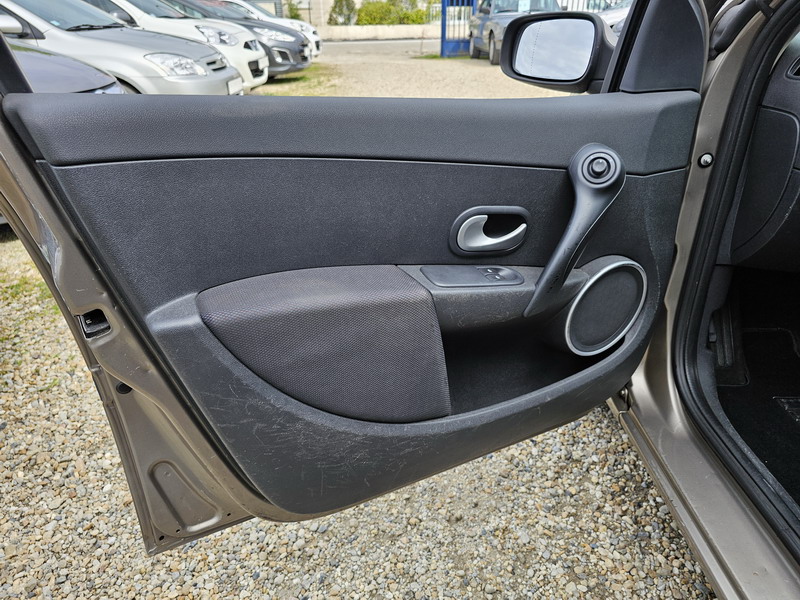 20240429_110050 Renault Clio Estate III 1.6 16v 110ch Dynamique BVA