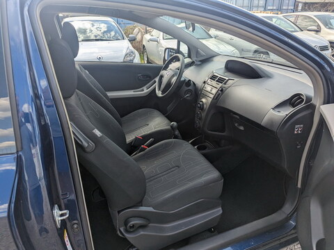 Toyota Yaris II  69 VVT-i Cool 3p