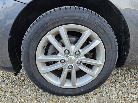 Toyota Auris  1.6l 124 VVT-i Luna 5p