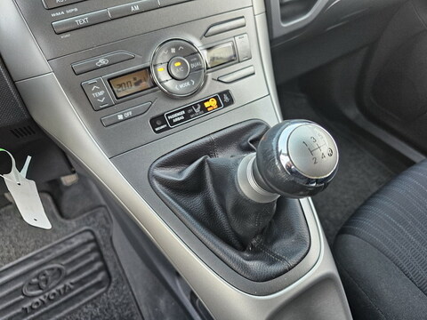 Toyota Auris  1.6l 124 VVT-i Luna 5p