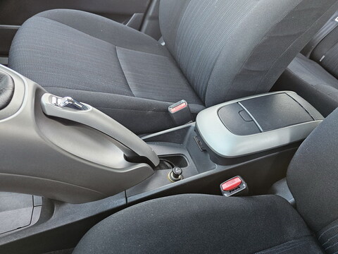 Toyota Auris  1.6l 124 VVT-i Luna 5p