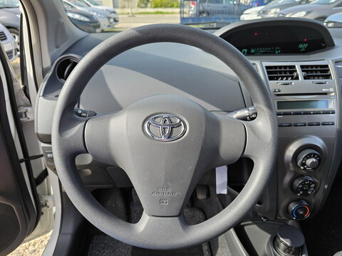 Toyota Yaris II  1.3 VVT-i 100ch Confort 5p