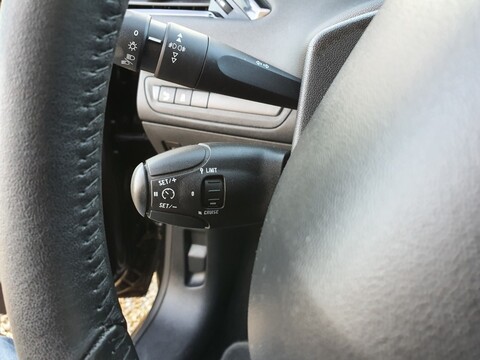 PEUGEOT 208 1.2 VTI 82ch STYLE