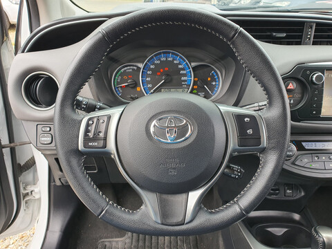 TOYOTA YARIS 1.5 100H DYNAMIC ZEN