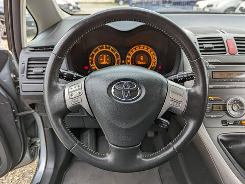 TOYOTA AURIS1.6L VVTI 132 DYNAMIC