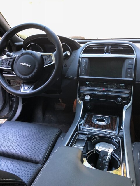 JAGUAR XE 2,0D - 180ch R-Sport A