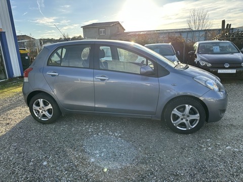 Toyota Yaris II  100 VVT-i Cool (In) 5p