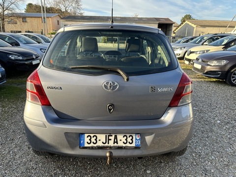 Toyota Yaris II  100 VVT-i Cool (In) 5p
