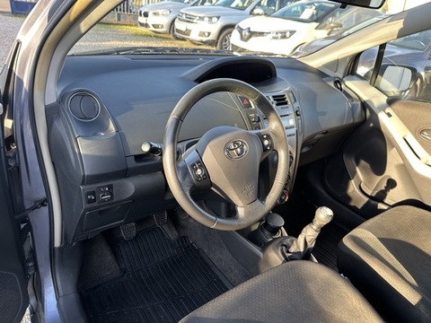 Toyota Yaris II  100 VVT-i Cool (In) 5p
