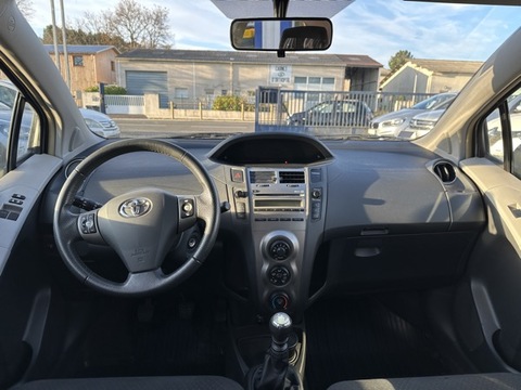 Toyota Yaris II  100 VVT-i Cool (In) 5p