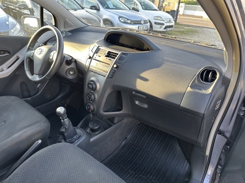 Toyota Yaris II  100 VVT-i Cool (In) 5p