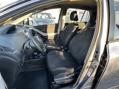 Toyota Yaris II  100 VVT-i Cool (In) 5p