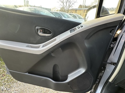 Toyota Yaris II  100 VVT-i Cool (In) 5p